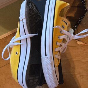 UNISEX CHUCK TAYLOR ALL STAR LOW TOP SNEAKER